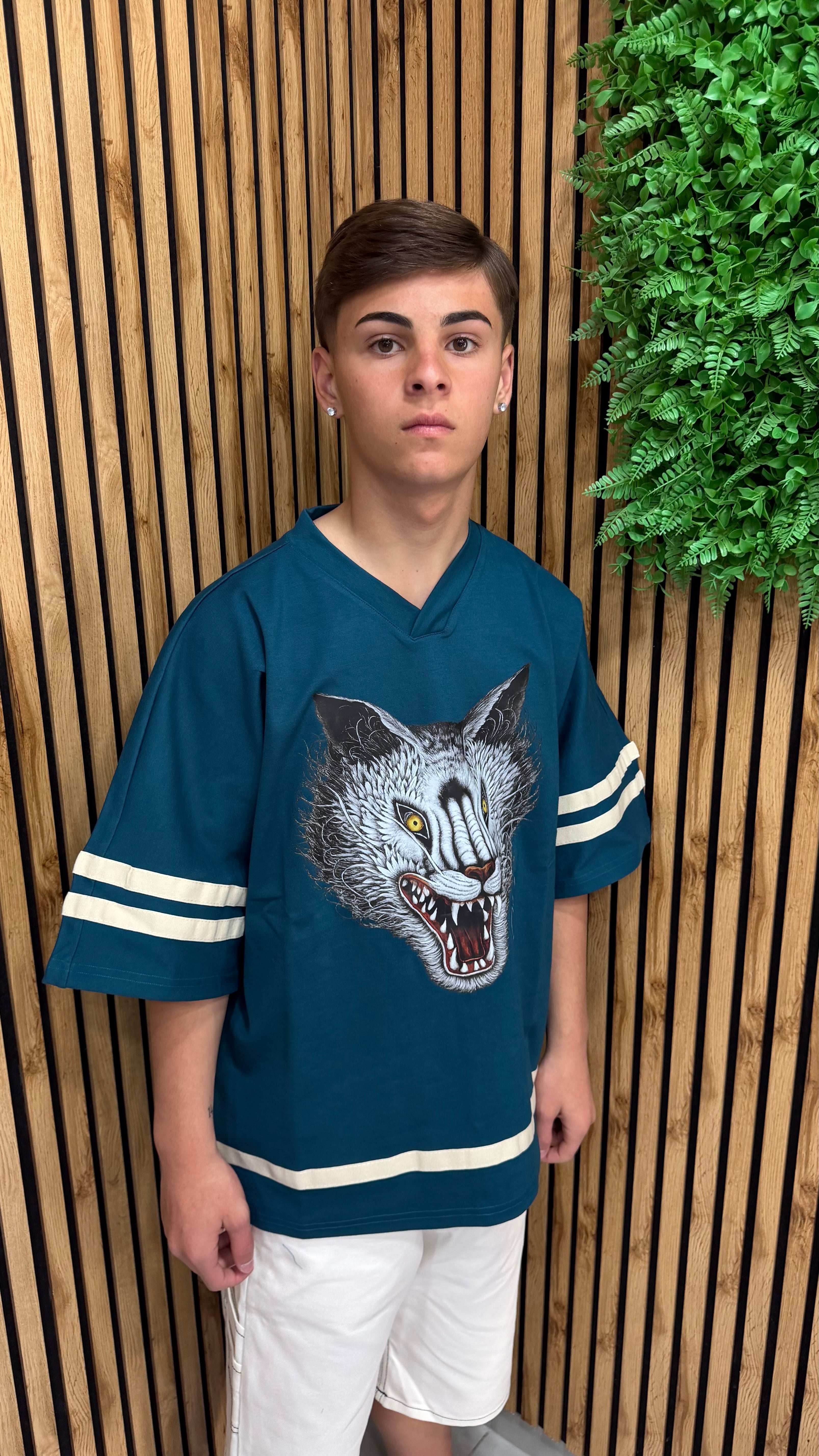 T-Shirt Scollo V “Chupacabra” 2 Colori