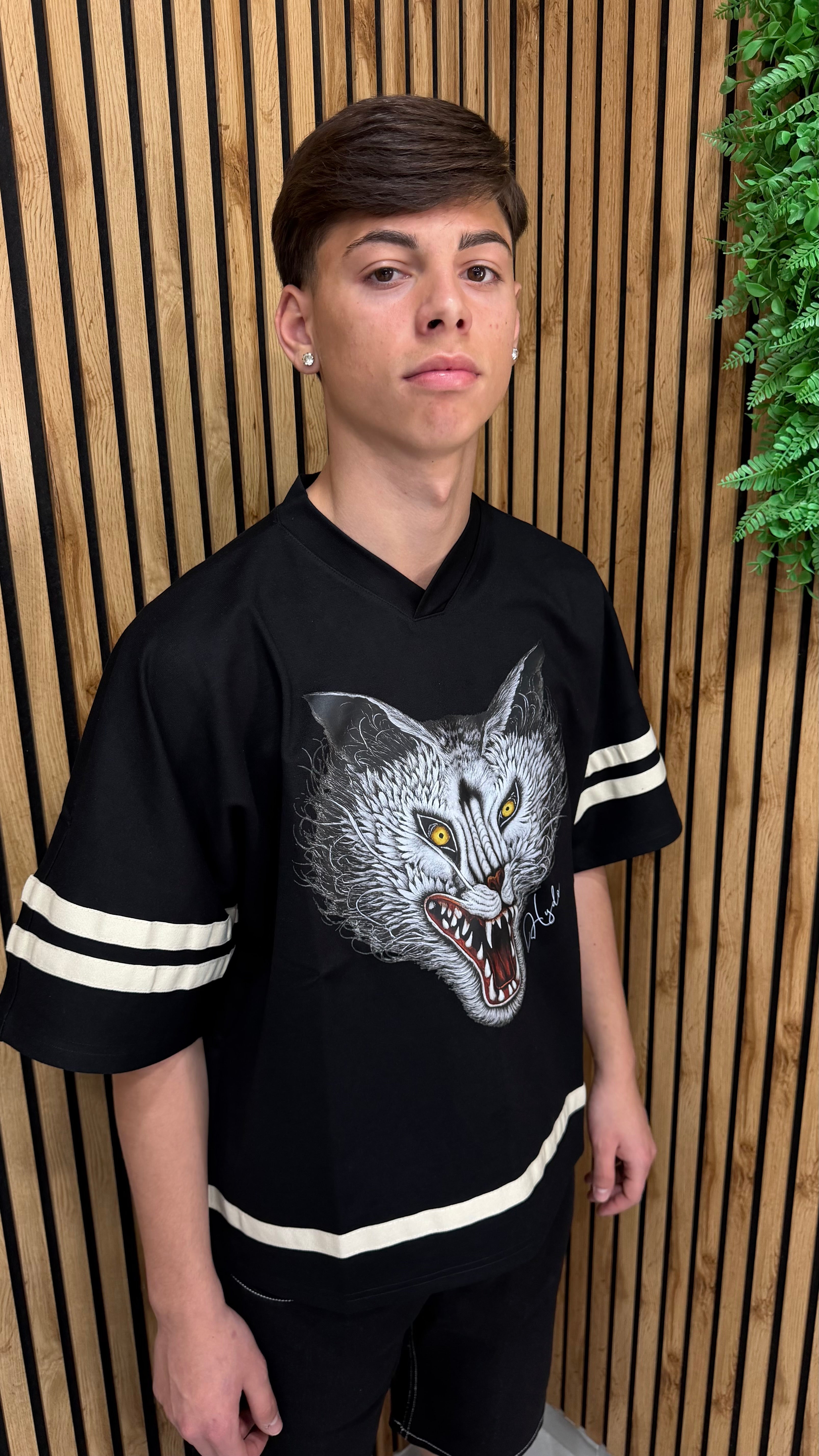 T-Shirt Scollo V “Chupacabra” 2 Colori