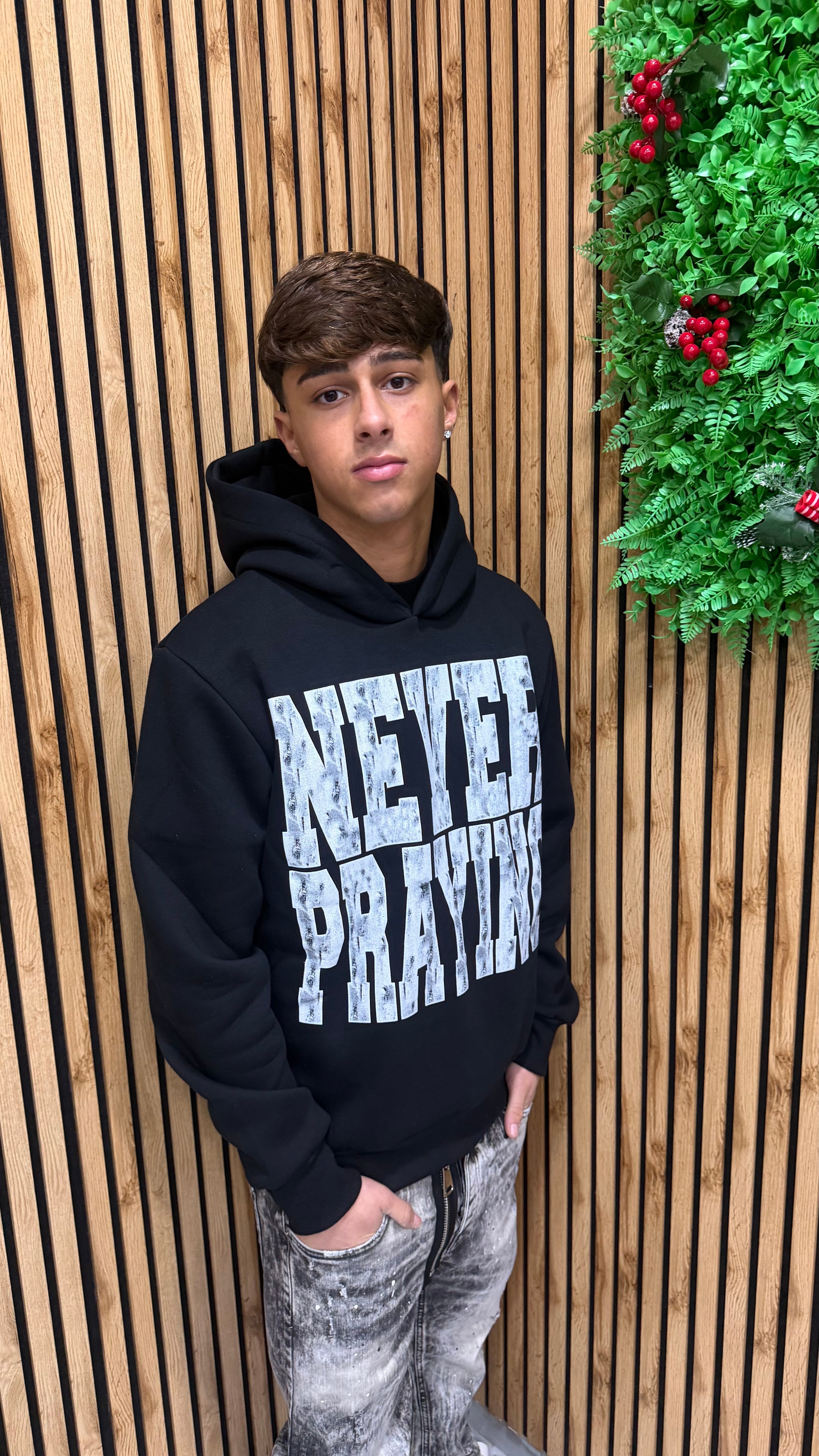 Felpa Con Cappuccio “Never Praying” 2 colori